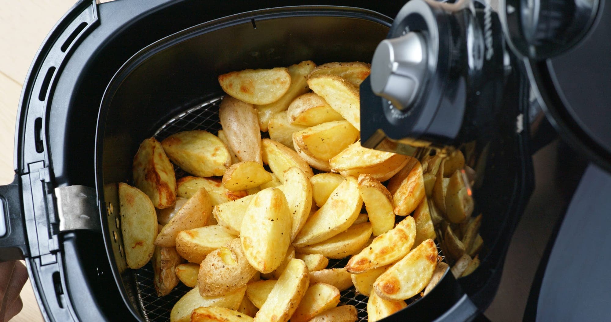 air fryer with seasoned potatoes